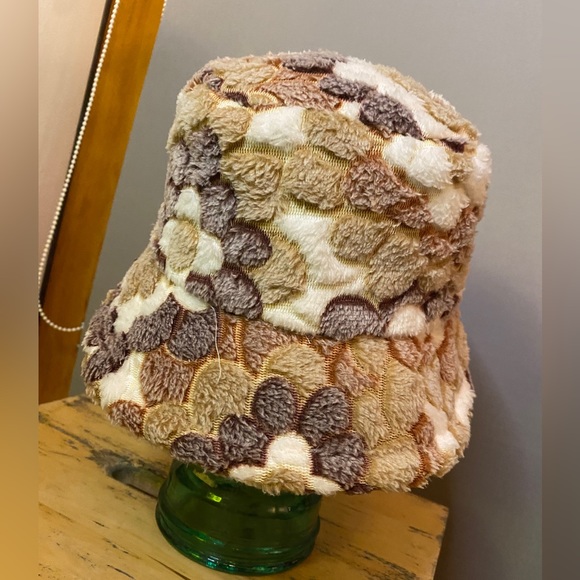 So 90’s bucket hat artist made fluffy soft fabric - Picture 2 of 5